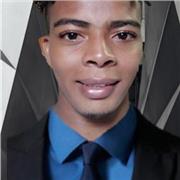 Profesor de matemáticas imparte clases a todos los niños y jóvenes que deseen superarse